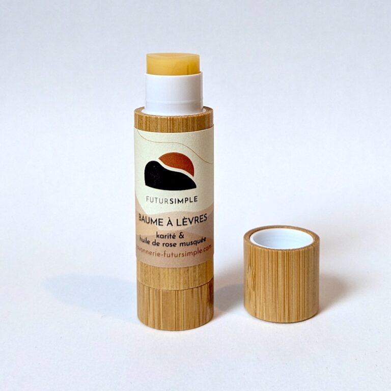 tube baume à lèvres en bambou, débouché, le baume, couleur jaune doré, sort légèrement du tube